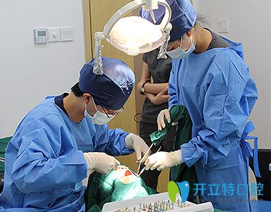 康醫(yī)生正在為患者進(jìn)行種植牙手術(shù) 康醫(yī)生正在為患者進(jìn)行種植牙手術(shù)