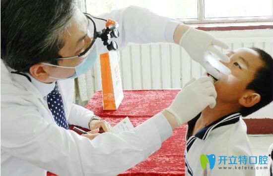 天津君誠(chéng)口腔<!--<i data=20240703-sp></i>-->院長(zhǎng)為學(xué)生認(rèn)真檢查