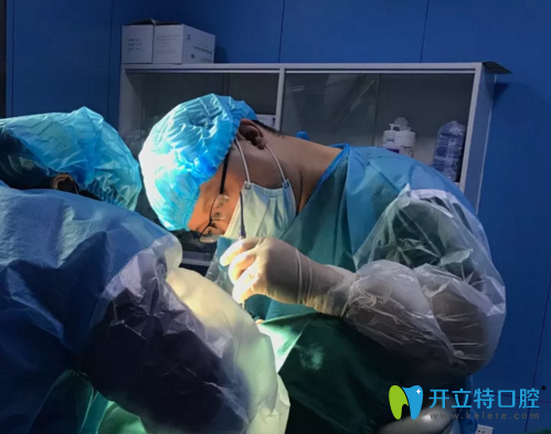 胡祥醫(yī)生進(jìn)行牙齒種植手術(shù)中