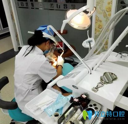 顧客在揚(yáng)州菲特口腔洗牙