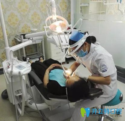 顧客在揚(yáng)州菲特口腔做噴砂潔牙