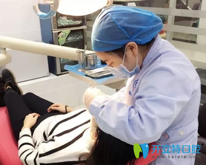 九江奇洋口腔馮蘭醫(yī)生正在為顧客做口腔檢查