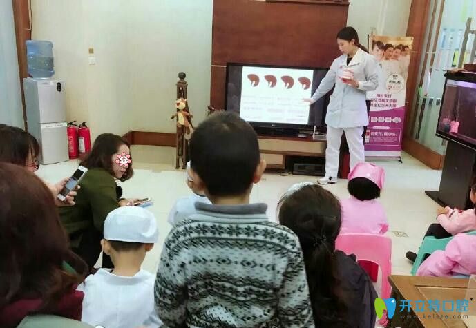 馬秀瑩醫(yī)師為兒童及家長培訓(xùn)口腔知識