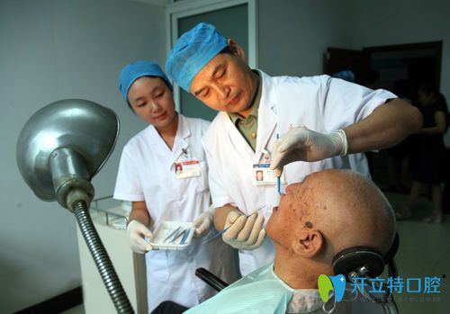 泰安市泰山口腔林先軍為患者治療中