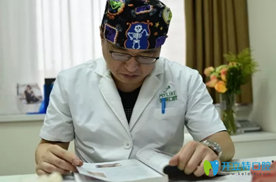 深圳美萊口腔周煒院長正在學(xué)習(xí) 深圳美萊口腔周煒院長正在學(xué)習(xí)