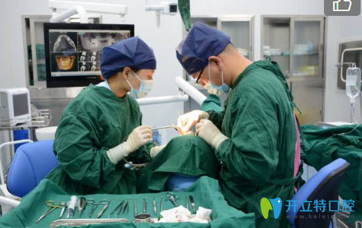 工作中的李紹軍院長(zhǎng)