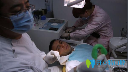 于鵬醫(yī)生正在進(jìn)行種植牙手術(shù)