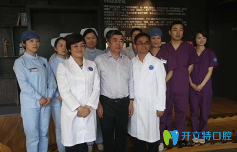 梁娜學習后和醫(yī)生合影