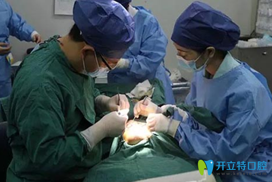 王明為患者進行穿顴種植手術(shù)