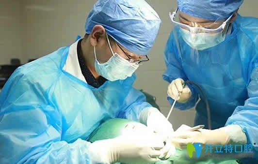 天津德倍爾口腔張振生院長給我做種植牙手術(shù)中 天津德倍爾口腔張振生院長給我做種植牙手術(shù)中