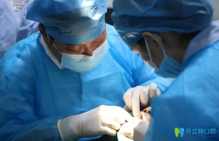 張尚堅在為顧客做手術