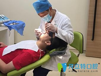 杜正強(qiáng)醫(yī)生正在為顧客進(jìn)行口腔檢查