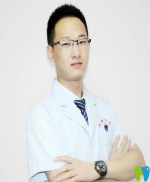 重慶鵬博口腔何冰華醫(yī)生