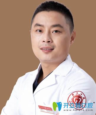廣州廣大口腔種植科主任侯國(guó)鎮(zhèn)