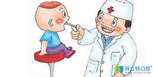 醫(yī)生為寶寶檢查口腔問(wèn)題