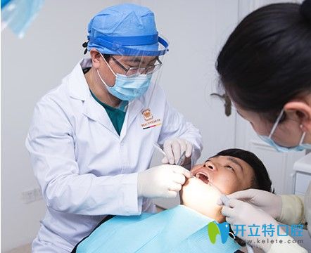 薛醫(yī)生正在為顧客進(jìn)行種植牙