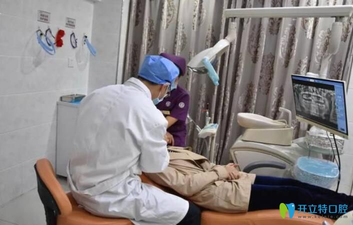 周少云在為顧客做牙齒矯正前檢查