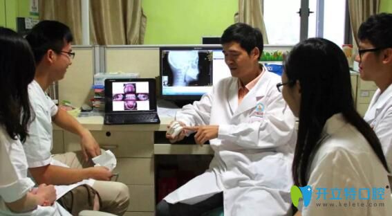 周少云主任在為學(xué)生講解牙齒矯正相關(guān)知識(shí)