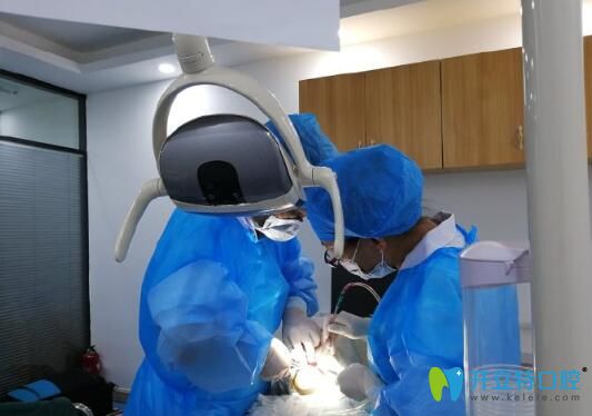 劉杰彪院長給老爸做全口種植牙手術(shù)