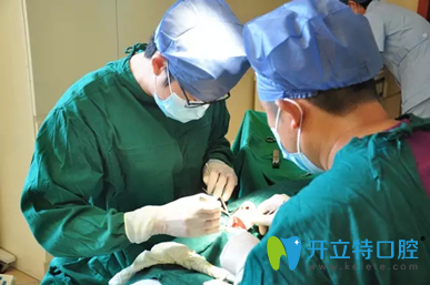 深圳啟飛齒科周啟飛醫(yī)生在做種植牙手術(shù)中