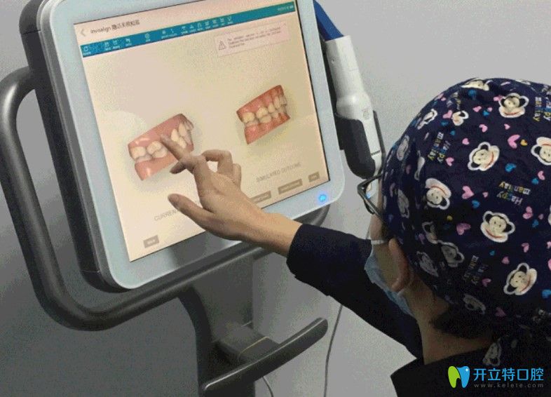 燕玲醫(yī)生在為顧客制定牙齒矯正方案