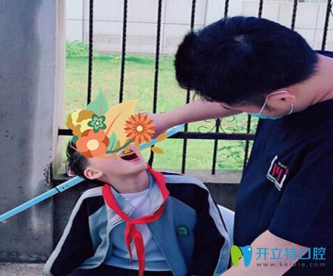 南昌維樂(lè)口腔鄭韻哲醫(yī)生在義診中