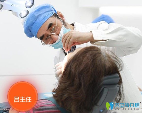 呂楨醫(yī)生為顧客檢查口腔狀況的照片