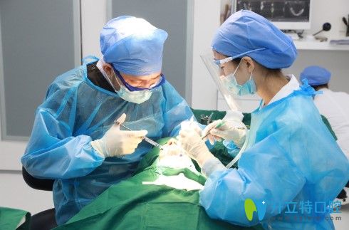 海德堡聯(lián)合口腔醫(yī)院徐齊富正在做種植手術