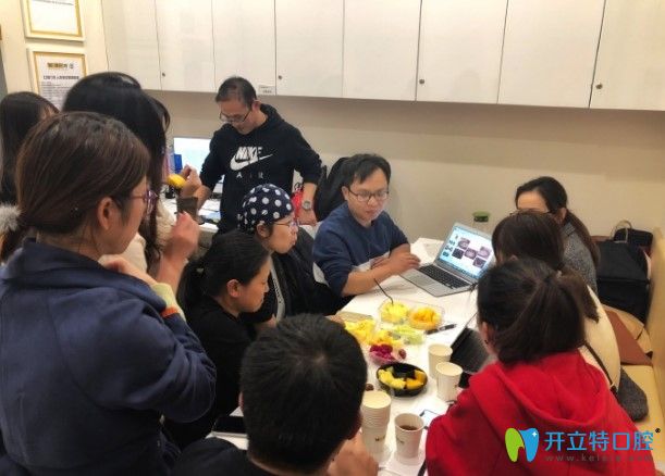 維樂口腔楊國(guó)平醫(yī)生給維樂口腔的年輕醫(yī)生講解正畸病例