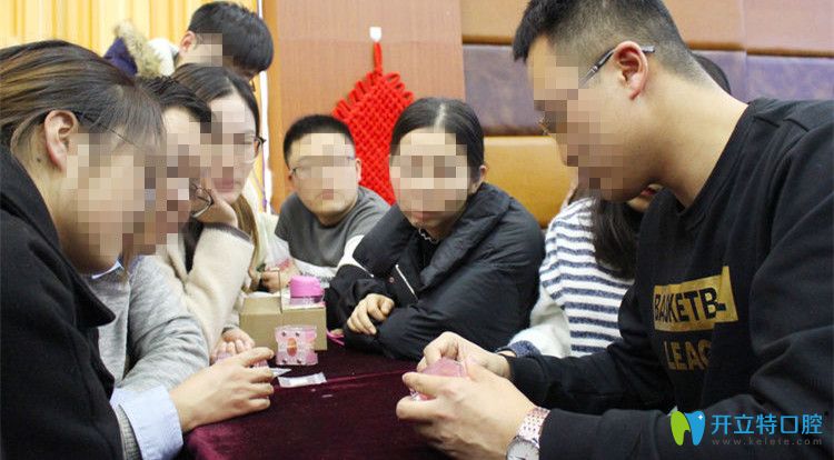 現(xiàn)場(chǎng)模擬正畸支抗釘操作