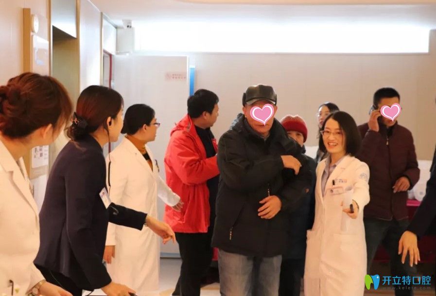 中諾口腔醫(yī)生陪同顧客簽到