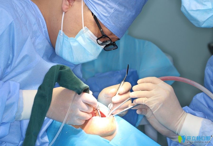 張力院長(zhǎng)正在為顧客做種植牙手術(shù)