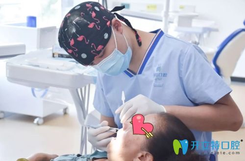 陳瑋昆醫(yī)生為顧客診療圖