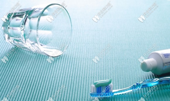 要用接近自己體溫的溫水來刷牙