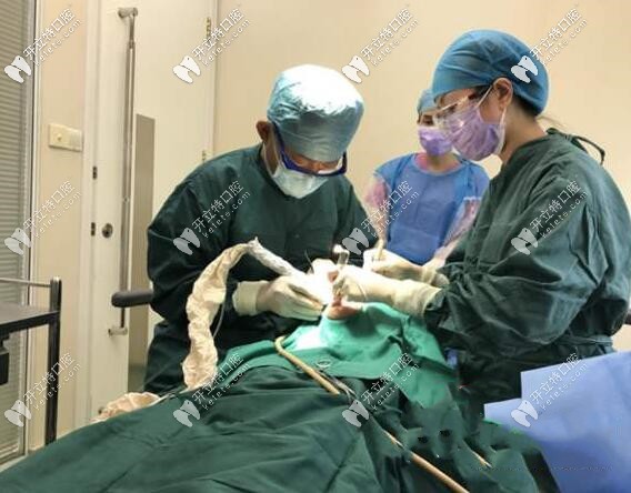 臺(tái)州牙博士口腔簡小沖醫(yī)生在做種植手術(shù)中