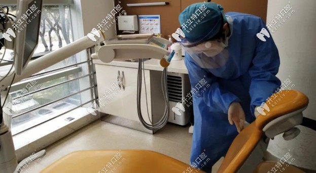使用消毒濕巾對(duì)牙椅進(jìn)行擦拭