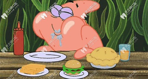 吃飯開小差會咬到腮幫子