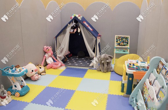 昆明美奧口腔醫(yī)院的兒童娛樂(lè)區(qū)