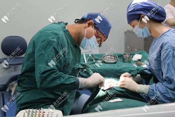 老媽在北京雅醫(yī)家做半口種植牙過(guò)程