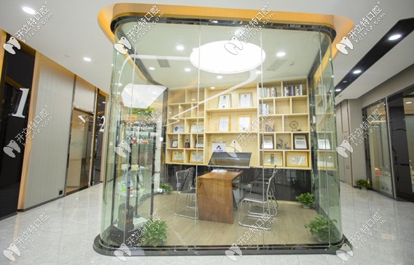 恒愿齒科所獲榮譽(yù)資質(zhì)證書擺放墻 恒愿齒科所獲榮譽(yù)資質(zhì)證書擺放墻