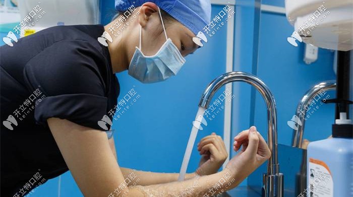 醫(yī)生進(jìn)行四手操作