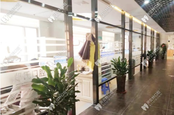 醫(yī)院設(shè)有10個(gè)科室和2個(gè)藝技科室