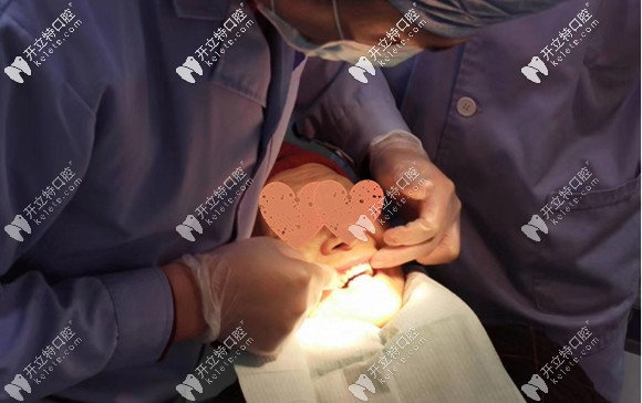 鄭淑敏院長為顧客做種植牙修復圖