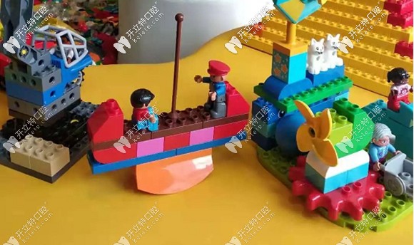 有各種各樣的樂高玩具供兒童玩耍