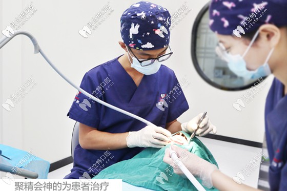 魏文龍醫(yī)生的日常工作照