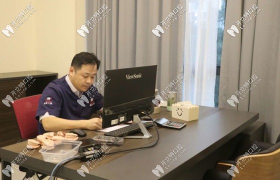 工作中的符鴻平院長