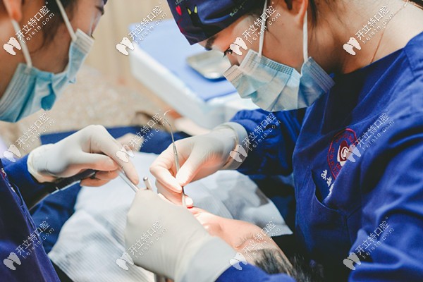 工作中的醫(yī)生們