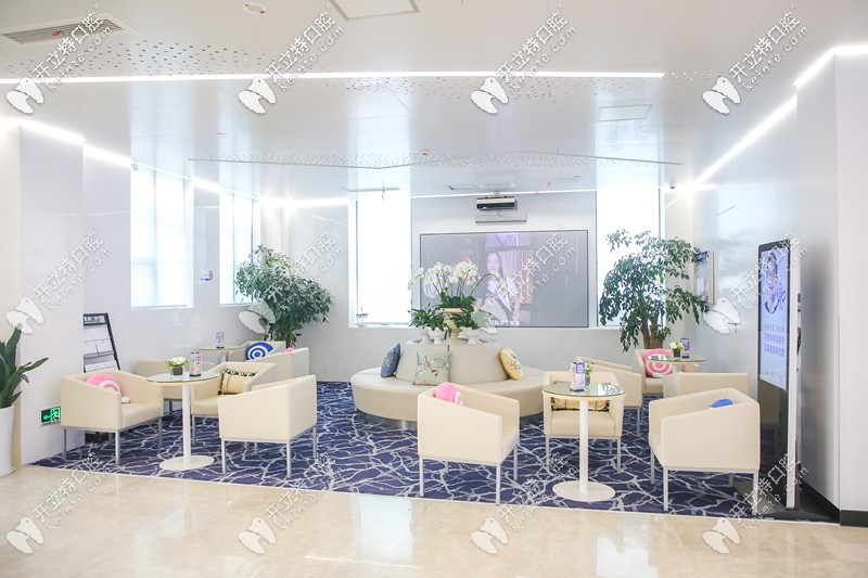 干凈明亮的前臺環(huán)境圖