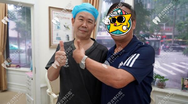 廣州柏德口腔熊院長和顧客合影
