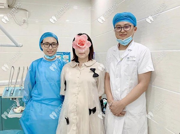 地包天矯正結(jié)束時(shí)劉女士與韋博口腔醫(yī)生合影留念